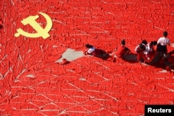 在中共十九大之前,中国山东省临沂一所小学的学生用红领巾组成中共党旗(2017年9月13日)