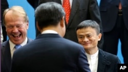资料照:中国领导人习近平(中)在参观位于华盛顿州微软总部时与阿里巴巴执行董事长马云(右)握手。(2015年9月23日)