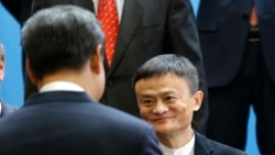 资料照片:中国国家主席习近平在美国华盛顿州微软公司主园区与中国阿里巴巴集团创始人马云握手。(2015年9月23日)