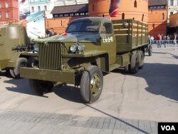 俄罗斯不忘与美国当年并肩抵抗纳粹。2015年5月9日二战胜利活动中,在莫斯科红场附近展出的美国当年援助苏联的卡车。