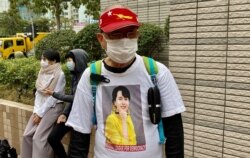 73岁的香港市民李先生穿上被军方软禁的缅甸国务资政昂山素姬头像的T恤,到西九龙裁判法院大楼声援47名民主派人士,认为他们与昂山素姬一样,都是政治犯 (美国之音/汤惠芸)