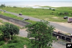 政府从8月中旬开始修围墙,包围白虎头村