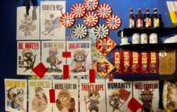 似水牛年迷你年宵市集售卖特别设计的海报 (美国之音/汤惠芸)