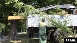 Комунальники забирають спиляний хрест