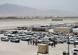 美军撤走后停放在巴格拉姆基地的撤离。(2021年7月5日)