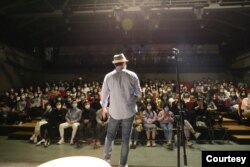 资料照:北京鼓楼某剧场的一个脱口秀表演现场