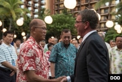 美国国防部长卡特2016年9月29日在夏威夷会见菲律宾国防部长洛伦扎纳 (美国国防部照片)