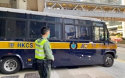 香港律政司覆核得直，民主派初选47人案被告之一，元朗区议员伍健伟保释申请被撤销，需要继续还柙，散庭后由囚车押送回收押所 (美国之音/汤惠芸)