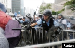 2019年6月12日,香港立法会外抗议者与防暴警察发生冲突。