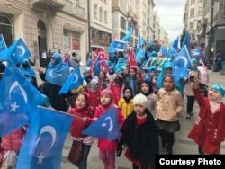 海外维吾尔人抗议中国高压政策,示威者中不乏儿童 (受访者提供)