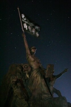 在“自由雕塑公园内”,近来新增的作品之一以香港反送中运动的抗议者为主题(美国之音记者文灏拍摄)