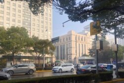 在公民记者张展的案子开庭前上海浦东新区人民法院外的警车。(2020年12月28日)