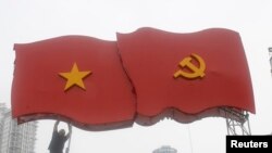 Cờ quốc gia Việt Nam (trái) và cờ Đảng cộng sản. Hình minh họa.