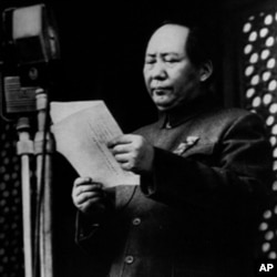 1949年10月1日,毛泽东在天安门城楼上