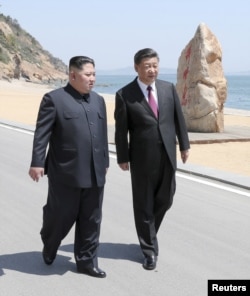 中国国家主席习近平2018年5月7日到8日在中国大连会晤朝鲜领导人金正恩。这是金正恩在不到两个月的时间内第二次秘密中国之行。