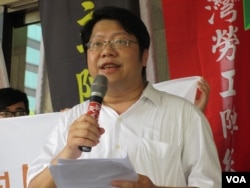 反黑箱服贸民主阵线召集人赖中强(美国之音张永泰拍摄)