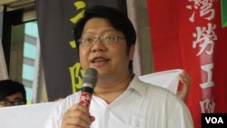 反黑箱服贸民主阵线召集人赖中强(美国之音张永泰拍摄)