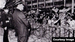 台湾民众在美国大使馆外抗议断交 (CTS历史资料画面截图)