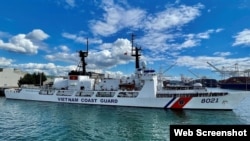 资料照片:美国驻越南大使馆发布的照片显示越南海警CSB 8021号舰离开美国华盛顿州的西雅图。(2021年6月1日)