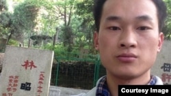 活动人士贾榀4月30日在林昭墓前。 (推特图片)