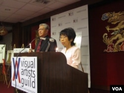 美国视觉艺术家协会创会会长刘雅雅(右)和司仪好莱坞演员邓竞存(美国之音容易拍摄)