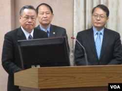 台湾国防部长严明上将(左一)本周三在立法院接受质询(美国之音张永泰拍摄)