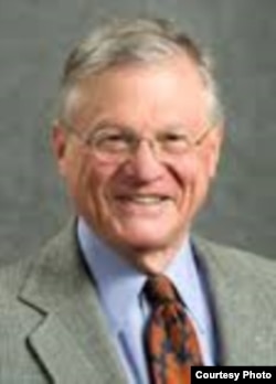 现已退休的加州伯克利分校法学院杰出讲师陆思礼(Stanley Lubman))