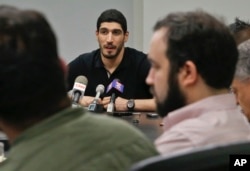 来自土耳其的美国NBA球员坎特在纽约举行记者会,谈论他因土耳其护照被吊销后在罗马尼亚布加勒斯特的机场被拘留的经历。(2017年5月22日)