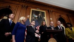 众议院议长佩洛西在众议院通过针对特朗普的两项弹劾条款后在国会山对媒体讲话,与她站在一起是众议院各委员会的主席。(2019年12月18日)