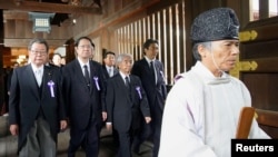 靖国神社人员带领日本议员参拜该国的战争亡灵,其中包括经审判而被定罪的战犯。(2019年8月15日)