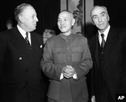 历史照片:中华民国领导人蒋介石和美国大使司徒雷登(右)在南京。(1948年12月16日)