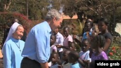 Cựu tổng thống George W. Bush thăm viện mồ côi ở Zambia