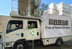 香港民间人权阵线发起2021年元旦车巡,要求当局释放所有政治犯,民阵召集人陈皓桓(前座)及支联会主席李卓人摆出反送中运动”五大诉求、缺一不可”的”五一手势” (美国之音/汤惠芸)