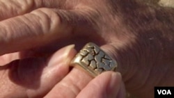 圣盖博河的金疙瘩打造的戒指(美国之音国符拍摄)