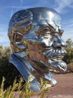 中国民主党洛杉矶委员会主席陈维明说,他将制做一个铁笼,把这座列宁雕像关进去