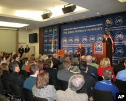 美财长盖特纳在约翰·霍普金斯大学发表演讲