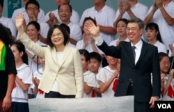 台湾新总统蔡英文和副总统陈建仁在就职典礼上挥手致意(2016年5月20日)