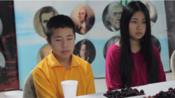 郭飞雄的女儿杨天骄、儿子张青杨天策随母亲到纽约参加抗议(美国之音方冰拍摄)