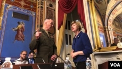 邓福德上将在听证会前与参议院拨款委员会成员交谈(美国之音黎堡2019年5月8日)