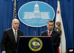 2018年3月7日,在加州首府圣克莱门托,加州州长布朗(左)和加州司法部长贝塞拉(右)听取有关一个针对美国司法部长发表的言论的问题