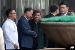 菲律宾总统杜特尔特在北京走出购物中心(2016年10月19日)