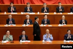 2018年5月4日北京人民大会堂举行纪念共产主义创始人马克思诞辰200周年活动,中国国家主席习近平发表演讲后走回座位上。前排就坐者左起:张又侠、杨洁篪、许其亮、丁薛祥。