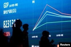 上海街头一个电子屏上显示中国国民生产总值数据。(2021年10月18日)