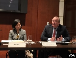 亚洲开发银行北美副代表于飞(左)、全美亚洲研究所高级副总裁甘浩森(右)(美国之音许宁拍摄)