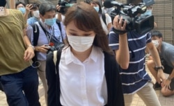 前香港众志成员周庭因去年6-21包围警察总部案,被判入狱10个月, 她12月9日申请保释等候上诉被拒绝 (美国之音/汤惠芸)