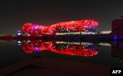 2018年7月21日,在中国国家主席习近平访问阿联酋首都期间,阿布扎比的亚斯酒店披上了与中国国旗相匹配的红色。 习近平7月19日抵达阿布扎比进行为期3天的访问。