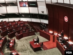 香港特首梁振英在立法会宣读施政报告(美国之音汤惠芸拍摄)