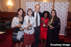 美国国家民主基金会总裁卡尔·格什曼(Carl Gershman,中)在颁奖仪式上。