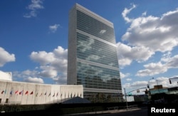 纽约的联合国总部大楼外,各国国旗飘扬