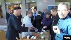 在4月份莫斯科俄中工商界的一次活动上,俄罗斯人士展示中国茶文化。(美国之音白桦拍摄)